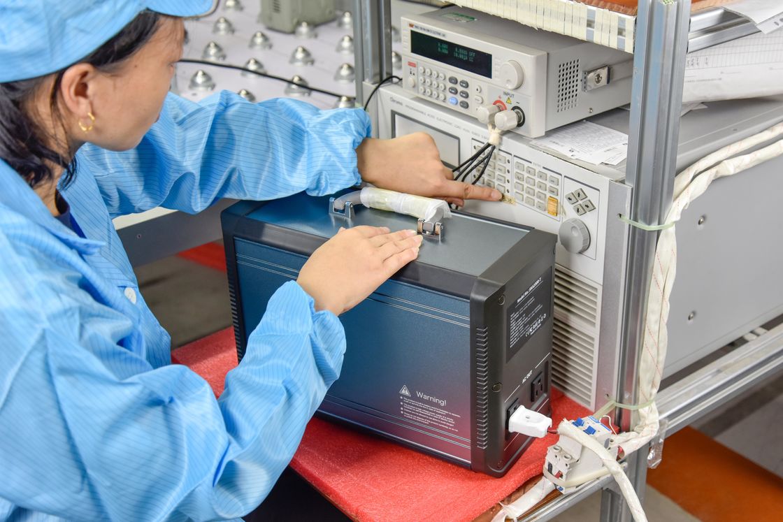 LiFePO4 ธนาคารพลังงานแสงอาทิตย์แบบพกพา 1000w MPPT แหล่งจ่ายไฟพลังงานแสงอาทิตย์สำหรับการตั้งแคมป์
